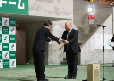 サポーターズクラブからの補給食贈呈の様子