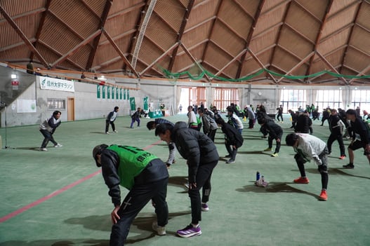 信大陸上競技部による準備運動の様子