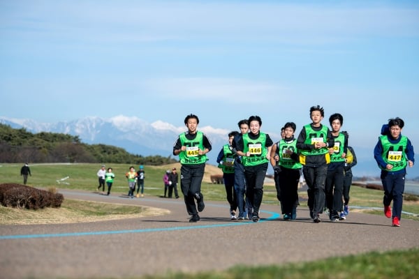 走る学生たち